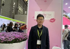 Germany's Selecta-one exhibited several carnation varieties on-site, and its PinkKisses™ first kiss™ variety attracted many audiences to stop. On the picture is Mr. Zhang Tianli, General Manager of Selecta-one China.